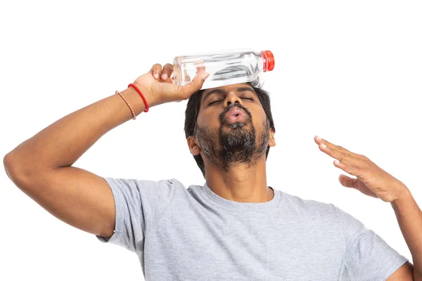Pria India Menyegarkan Diri Dengan Botol Air Dahi Untuk Mendinginkan — Stok Foto
