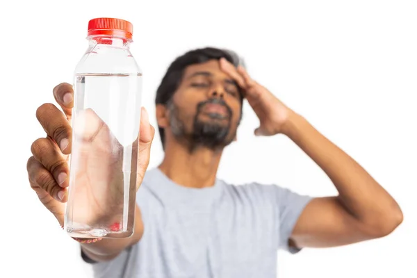 Botol Air Fokus Yang Dipegang Oleh Pria India Yang Menyentuh — Stok Foto