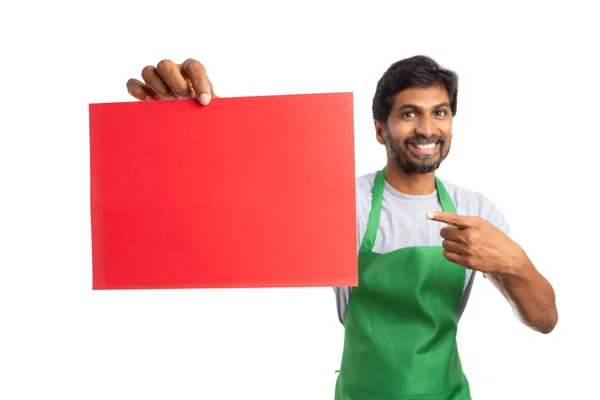 Copyspace Papel Branco Vermelho Apresentado Pelo Homem Índio Amigável Que — Fotografia de Stock