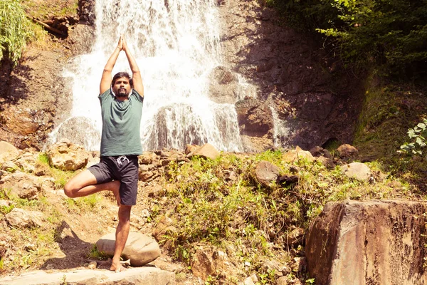 Tree Yoga Position Praktiseras Nära Vattenfall Indisk Yogi Med Naturlig — Stockfoto