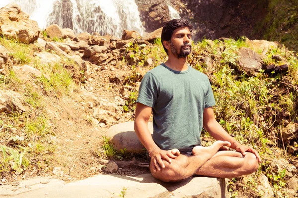 Mestre Ioga Indiano Macho Meditando Fechando Olhos Pedras Sentadas Pose — Fotografia de Stock