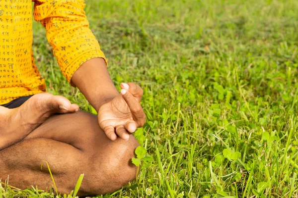 特写自然背景图片的腿和手指在印度瑜伽坐在莲花姿势 — 图库照片