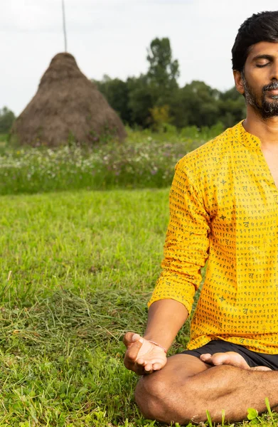 Halv View Avslappnad Indisk Man Tränar Lotus Pose Gräset Med — Stockfoto