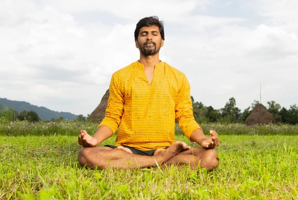 Indisk Man Yogi Lotus Pose Vila Händerna Knäna Sitter Gräset — Stockfoto