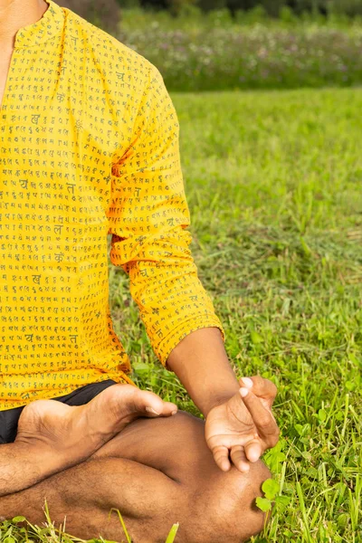 Meia Vista Corpo Posição Lótus Mestre Ioga Indiano Vestindo Camisa — Fotografia de Stock