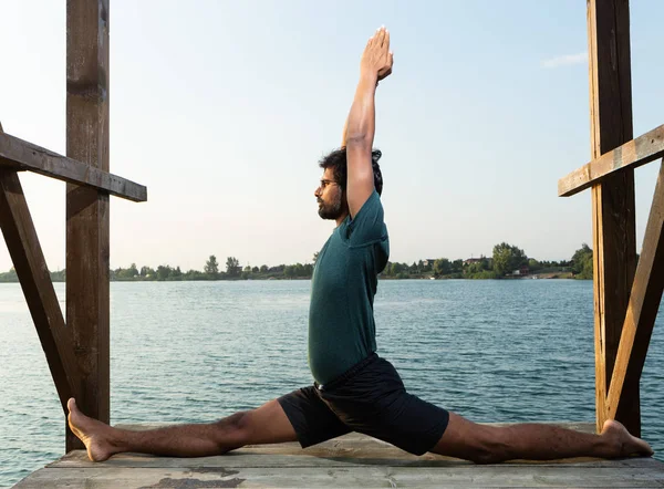 Fokuserade Indisk Yogamästare Gör Monkey Pose Nära Vattnet Med Händerna — Stockfoto