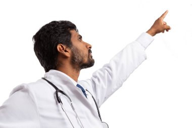 Doktor adam yukarı işaret parmağı sanatsal resim üzerinde beyaz stüdyo arka plan boş boşaltmak ile izole açı aşağı alınan ile işaret