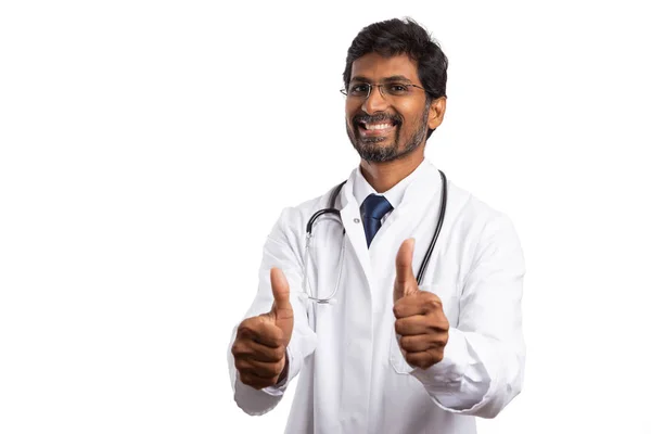 Człowiek Wesoły Indyjski Lekarz Trzymając Dwa Kciuki Góry Jak Zatwierdzić — Zdjęcie stockowe