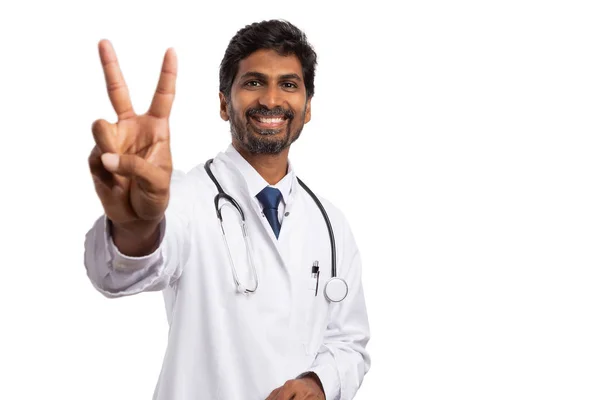 Glimlachend Indiase Mannelijke Medic Weergegeven Vrede Overwinning Teken Met Index — Stockfoto