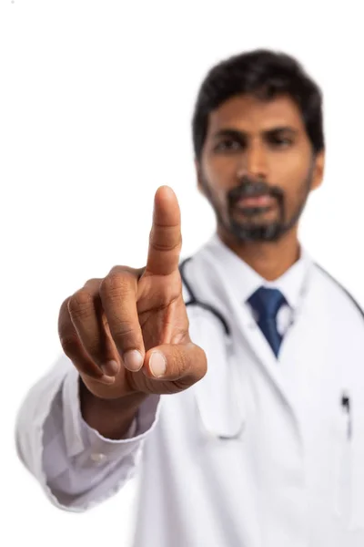 Männliche Arzt Mit Dem Zeigefinger Unsichtbaren Bildschirm Mit Leeren Text — Stockfoto