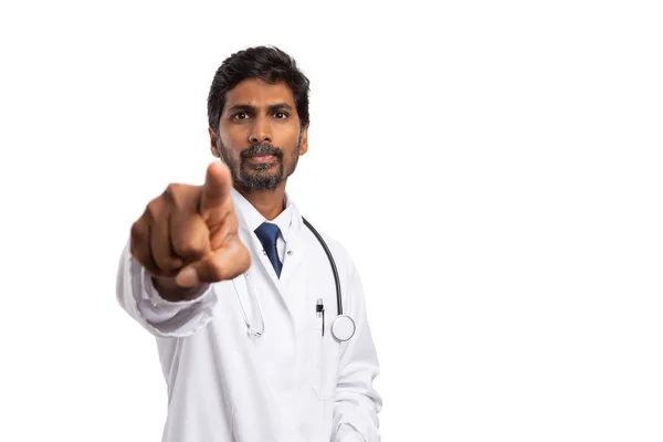 Poważny Człowiek Indyjski Lekarz Lub Medyka Dokonywanie Wyboru Gest Palcem — Zdjęcie stockowe