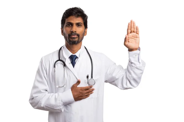 Zastaw Medycznych Hipokratesa Jednej Dłoni Górę Serce Przez Indian Mężczyzna — Zdjęcie stockowe
