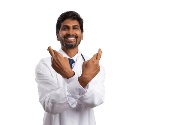 Vriendelijke Dokter Kruising Vingers Beide Handen Als Geluk Gebaar Geïsoleerd — Stockfoto