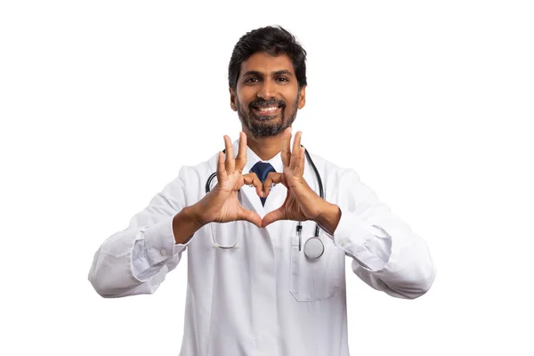 Fröhliche Indische Ärztin Hält Hände Herzform Als Liebesgeste Isoliert Auf — Stockfoto