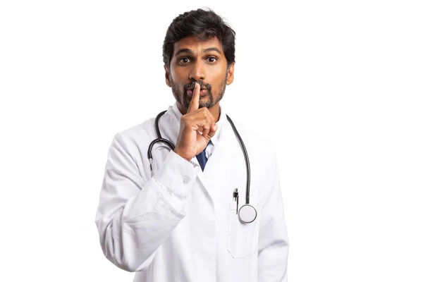 男性印度医生制作保持安静手势与食指触摸嘴唇查出的白色背景 — 图库照片