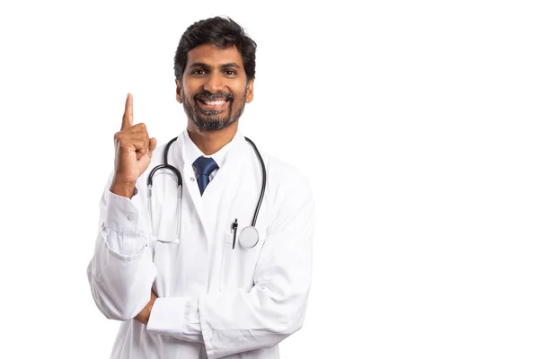 友好开朗印度医生持有食指向上作为伟大的想法概念查出的白色工作室背景 — 图库照片