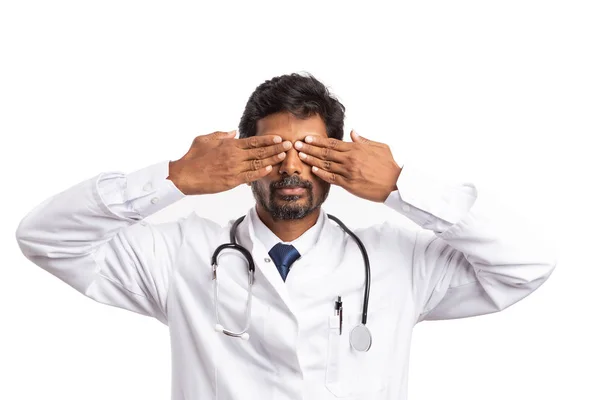 インドの医師が表示されない またはブラインドのコンセプトは 白で隔離 手のひらで目を覆う — ストック写真