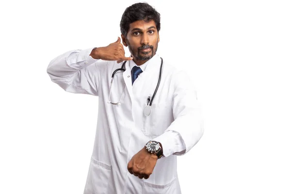 Volání Oznámit Jste Pozdní Gesto Indický Lékař Nebo Zdravotník Izolované — Stock fotografie