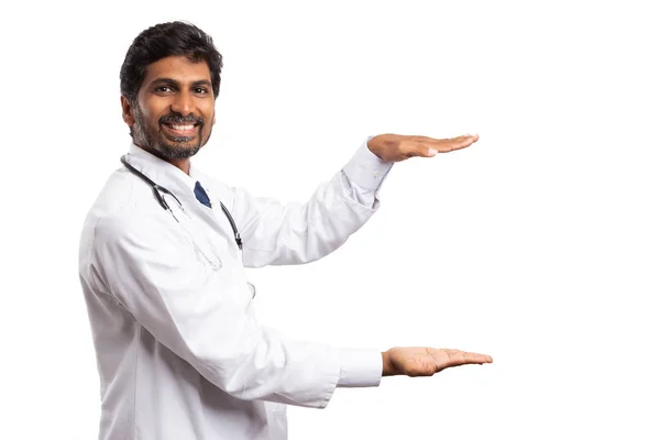 Gioioso Medico Indiano Medico Che Tiene Palme Come Area Testo — Foto Stock