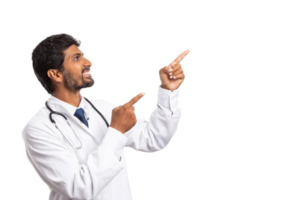 インドの医者または人差し指を使用して白い背景に分離された彼の近く Copyspace でポイントする医師 — ストック写真