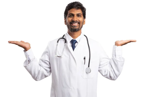 白い背景に分離された Copyspace として手のひらを上向きに保持インドの男性医師の笑顔 — ストック写真