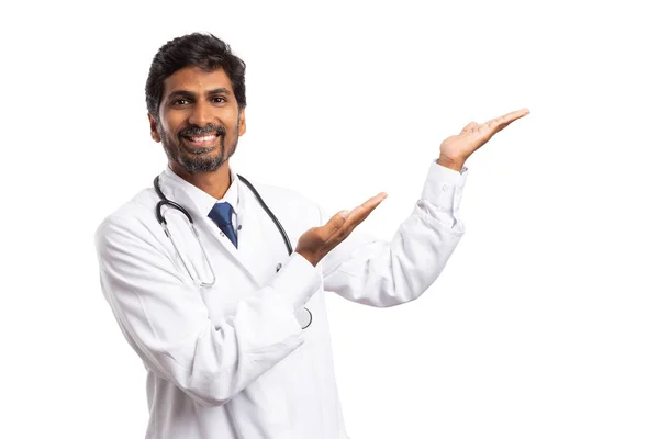 Onun yanında boşaltmak izole beyaz stüdyo arka plan üzerinde avuç içi ile sunulması neşeli Hint Doktor