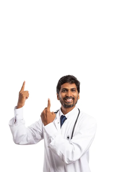 Ινδική Γιατρός Δείχνει Δάχτυλά Του Δείκτη Αντίγραφο Περιοχή Κειμένου Πάνω — Φωτογραφία Αρχείου