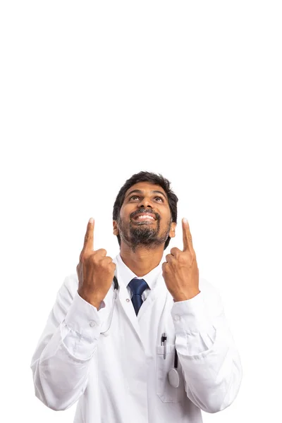 Indischer Arzt Zeigt Mit Zeigefinger Auf Werbetextfläche Über Ihm Isoliert — Stockfoto