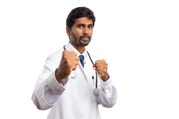 Злий Індіанський Лікар Який Показує Кулаки Роздратованим Виразом Готовий Боротися — стокове фото