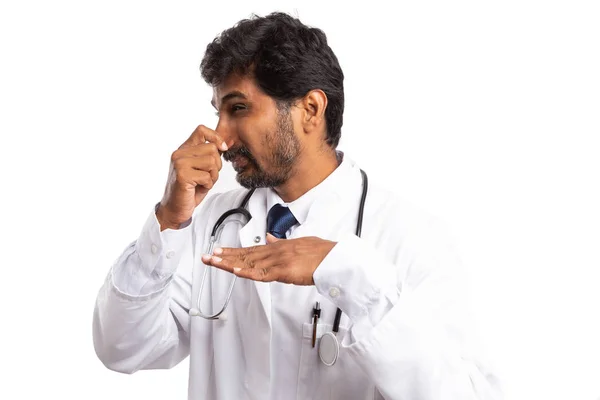Індійська Лікаря Man Холдингу Боку Носа Висловлюють Відраза Поганий Запах — стокове фото