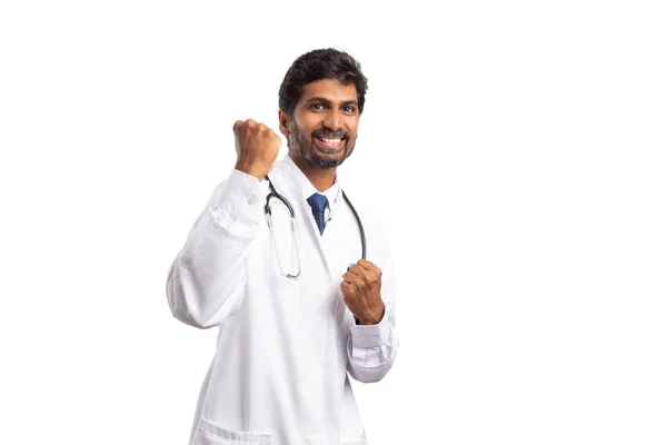 Fröhliche Männliche Indische Arzt Macht Zelebrierende Geste Mit Den Händen — Stockfoto