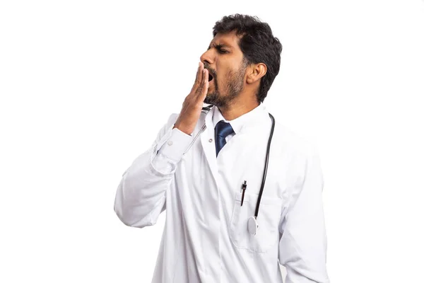 インドの医者または白で隔離退屈と疲れの概念として口を覆っている手であくび医師 — ストック写真
