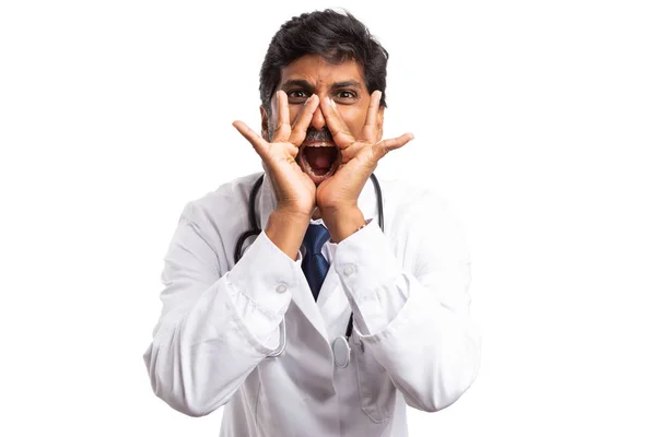 Médico Indiano Médico Gritando Com Mãos Torno Boca Isolado Fundo — Fotografia de Stock