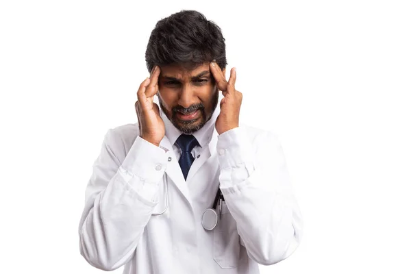 白い背景で隔離の危険な頭痛ジェスチャーとして指で額に触れるインドの医師 — ストック写真
