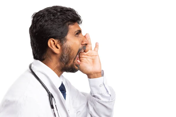 Copyspace として口の周り片手で叫ぶインドの医師男の白い背景サイドビューに分離 — ストック写真