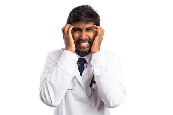 Индийский Мужчина Медик Поломкой Рук Лице Тревожным Выражением Лица Изолированным — стоковое фото