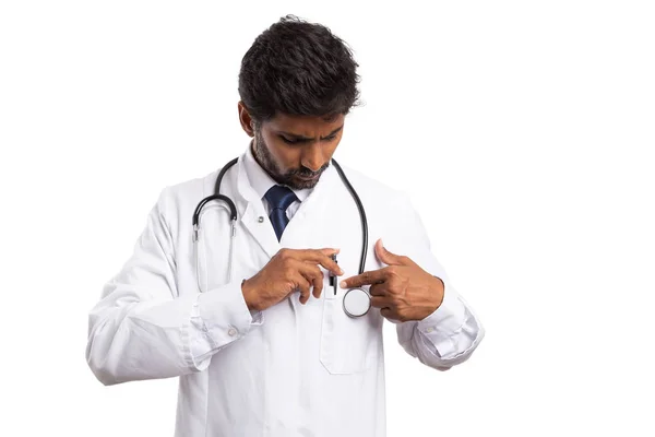 Hombre Indio Médico Preparándose Como Poner Pluma Bolsillo Del Pecho —  Fotos de Stock