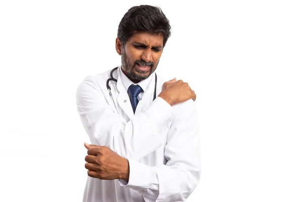 Médico Indio Desesperado Tocando Hombro Dislocado Con Expresión Dolorosa Aislado —  Fotos de Stock