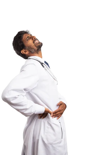 白い背景に分離された虫垂炎を持つものとして表現に苦しんでいる側に触れるインド医師男性 — ストック写真