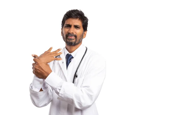 Indiano Medico Uomo Tenendo Distorto Doloroso Polso Con Mano Isolato — Foto Stock