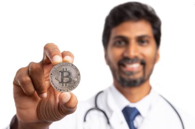 Hintli erkek doktor veya gümüş bitcoin ile odak üstünde o ve odaklanmamış sunulması doktor gülümsemek izole üzerinde beyaz