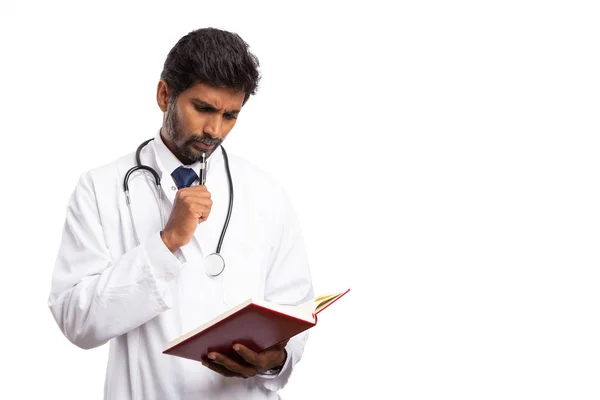 Médico Masculino Indio Enfocado Pensando Mirando Cuaderno Mientras Toca Barbilla — Foto de Stock