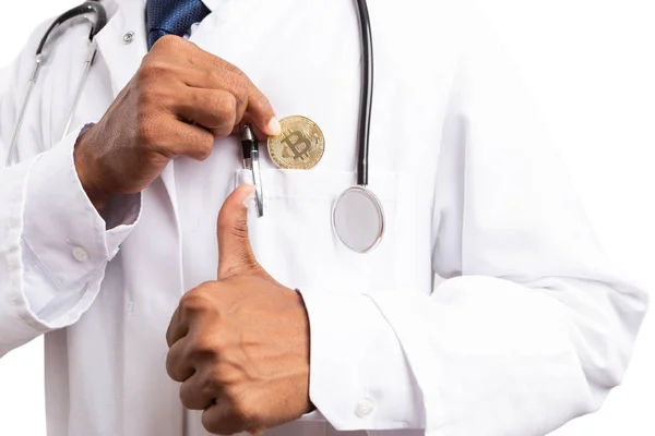 Indické Doktora Bitcoin Kapsička Lékařský Plášť Objevovat Palec Jak Schválit — Stock fotografie