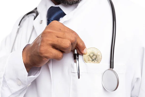 Médico Indiano Médico Colocando Bitcoin Dentro Bolso Peito Casaco Médico — Fotografia de Stock