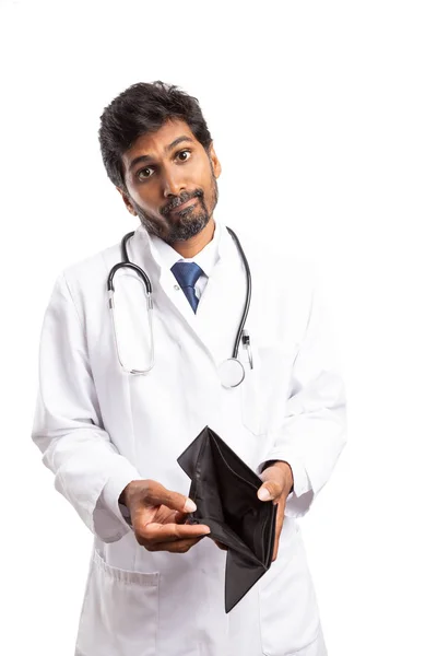 Arzt Oder Sanitäter Zeigt Leere Brieftasche Mit Entschuldigendem Gesichtsausdruck Isoliert — Stockfoto