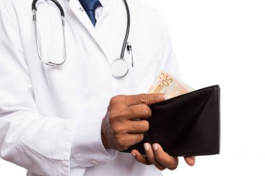 Hint Doktor erkek cüzdan yakın çekim beyaz stüdyo arka plan üzerinde izole para sayma