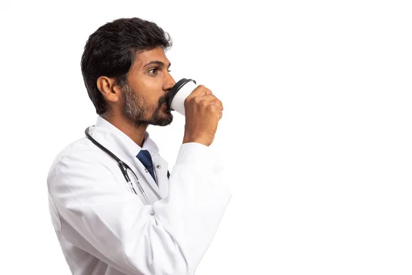 Индийский Медик Пьет Кофе Время Паузы Заряженная Концепция Изолирована Белом — стоковое фото