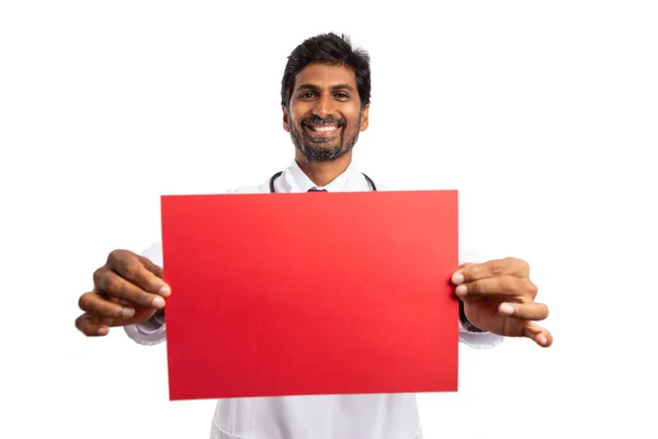 Φιλικό Ινδική Γιατρός Κόκκινο Χαρτί Κενό Copyspace Απομονωμένη Φόντο Λευκό — Φωτογραφία Αρχείου