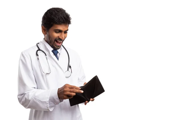 Człowiek Szczęśliwy Indyjski Lekarz Zaskoczony Wyrażenie Jako Patrząc Wewnątrz Portfel — Zdjęcie stockowe