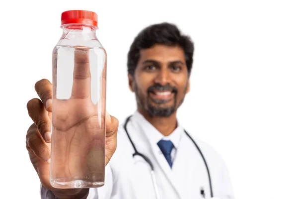 Botol Air Plastik Yang Disajikan Oleh Dokter Laki Laki India — Stok Foto